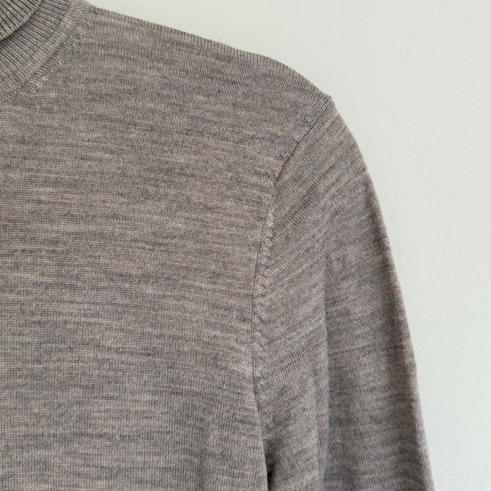 Uniqlo Sweater 100% Wool Turtleneck Gray Long Sleeve Lightweight Fine Knit SZ M - Picture 5 of 11